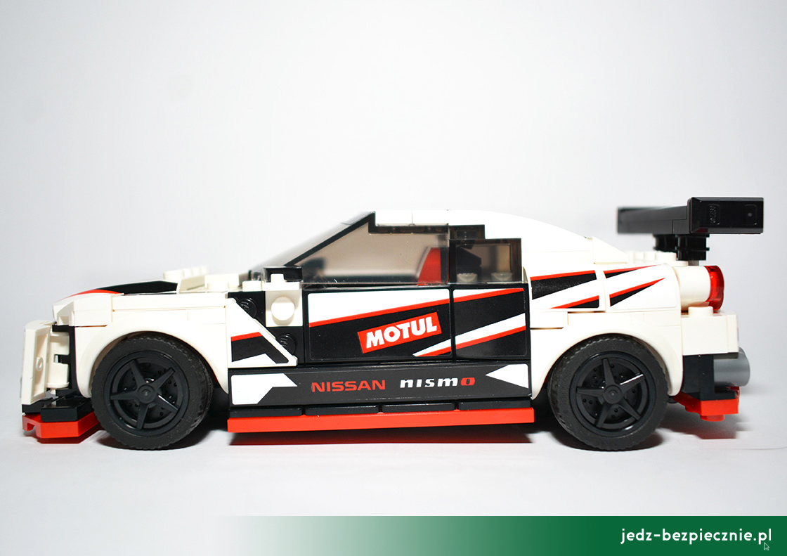 ŚWIAT WOKÓŁ KIEROWNICY - Nissan GT-R NISMO z klocków LEGO - Złożony model widok z boku